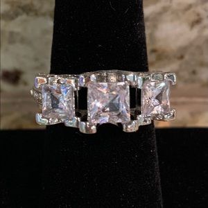 Glamorous 925 Sterling Silver ring w/3 stones